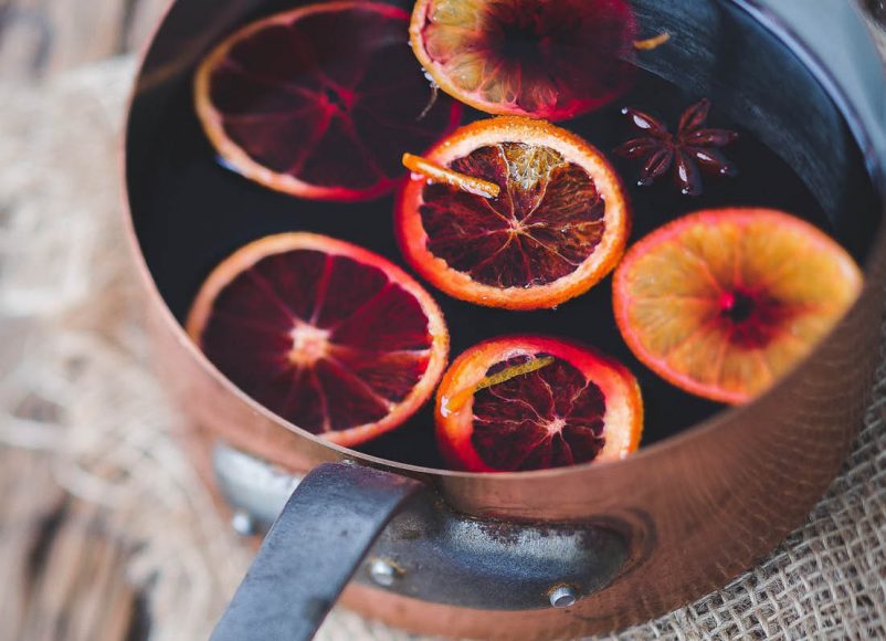 smoking bishop, mulled wine, recipe, cocktail, christmas cocktail, guide to food and drink, guide to drink, christmas 2020, december 2020, orange, lemons, festive drinks, christmas drink,