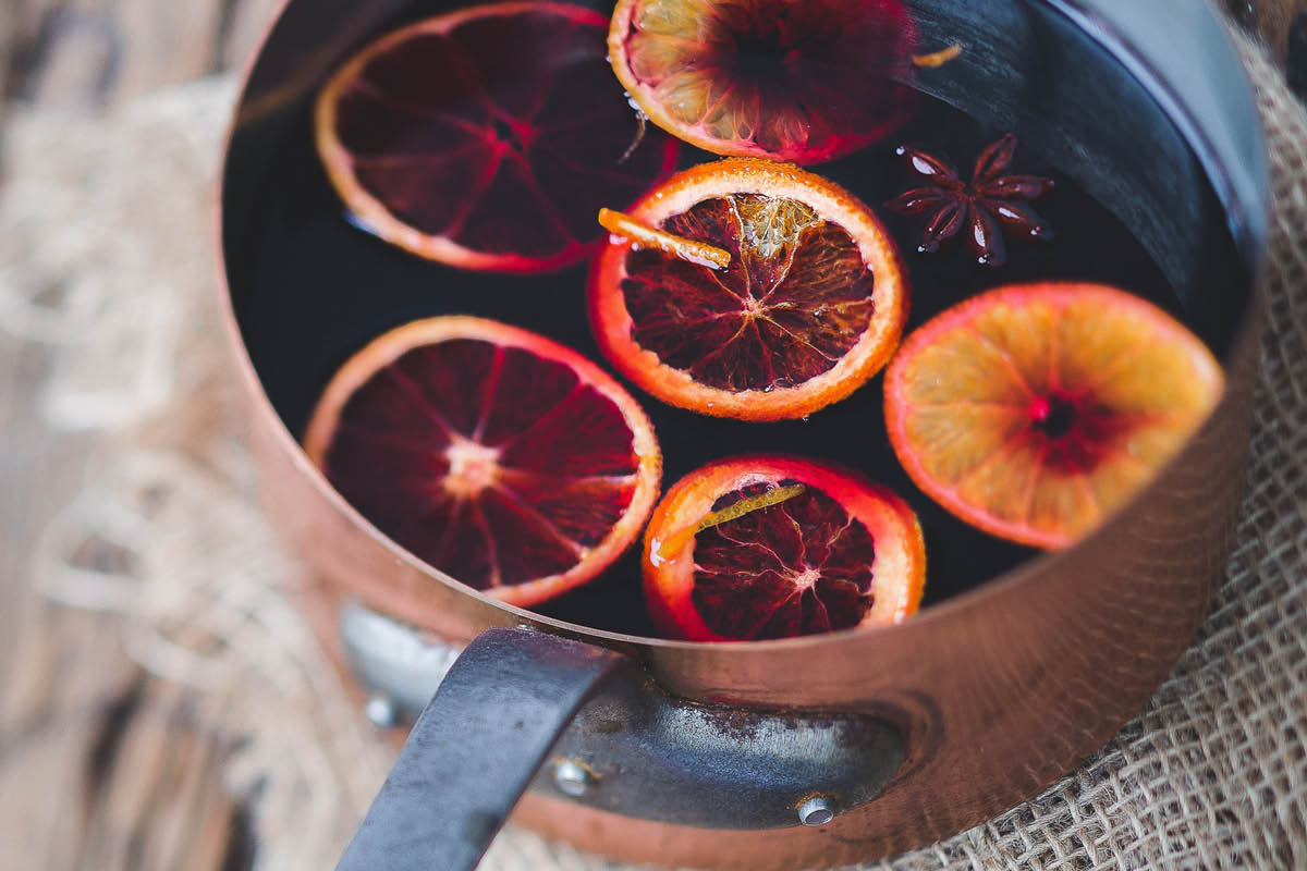smoking bishop, mulled wine, recipe, cocktail, christmas cocktail, guide to food and drink, guide to drink, christmas 2020, december 2020, orange, lemons, festive drinks, christmas drink,