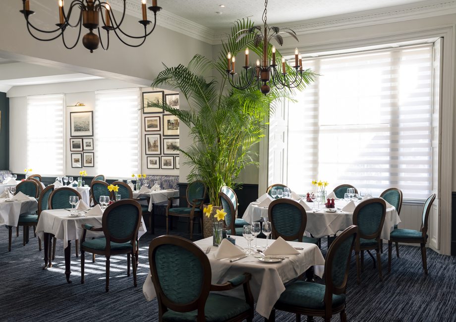a picture of the restaurant at the County Club in Guildford